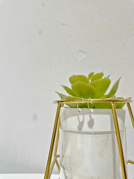 打個鑽圈．耳針｜純銀耳環、小隻女穿搭│送自己一份美的禮物：Mine Accessory飾品│純銀材質、純銀耳環、飾品推薦、購買純銀商品即贈拭銀布