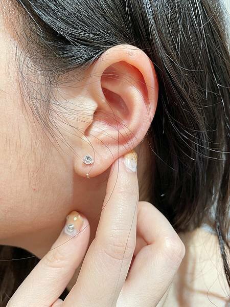 打個鑽圈．耳針｜純銀耳環、小隻女穿搭│送自己一份美的禮物：Mine Accessory飾品│純銀材質、純銀耳環、飾品推薦、購買純銀商品即贈拭銀布