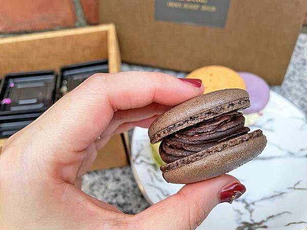 宅配美食開箱丨米夏法式甜點馬卡龍：全手工限量製作，高貴不貴的下午茶點心，情人節送禮、犒賞自己必吃丨黑巧克力、9號莊園巧克力、可可巴芮脆片巧克力、香蕉巧克力、花生原味、椒麻花生、芋頭乳酪、核桃可可、法式抹茶、肉鬆海苔