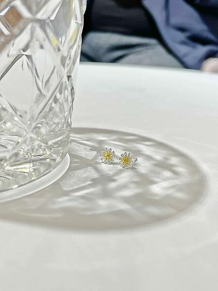 小雛菊．耳針｜轉珠純銀耳環、小隻女穿搭│送自己一份美的禮物：Mine Accessory飾品│純銀材質、純銀耳環、飾品推薦、購買純銀商品即贈拭銀布