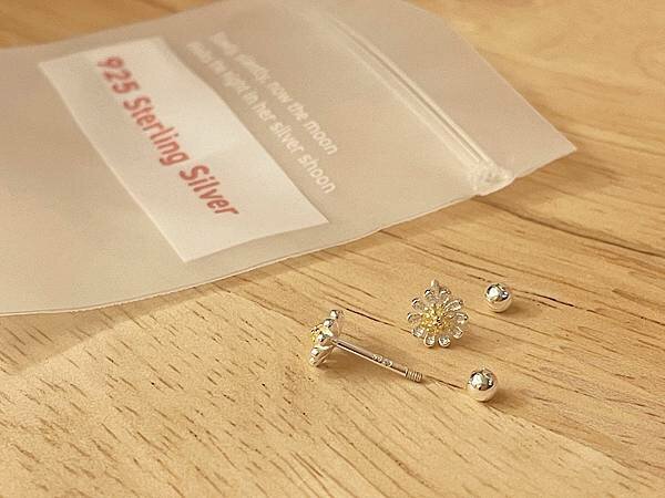 小雛菊．耳針｜轉珠純銀耳環、小隻女穿搭│送自己一份美的禮物：Mine Accessory飾品│純銀材質、純銀耳環、飾品推薦、購買純銀商品即贈拭銀布