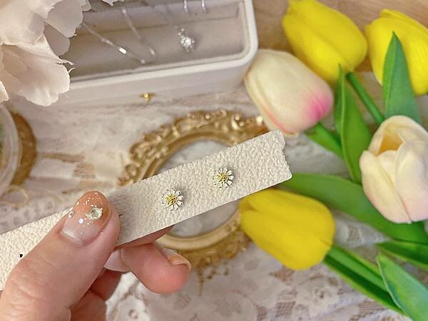 小雛菊．耳針｜轉珠純銀耳環、小隻女穿搭│送自己一份美的禮物：Mine Accessory飾品│純銀材質、純銀耳環、飾品推薦、購買純銀商品即贈拭銀布