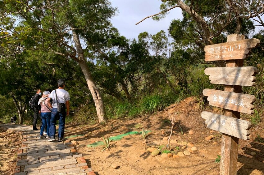 台中大肚｜萬里長城．旗開得勝步道｜藍天枯木．漫步山脊大景