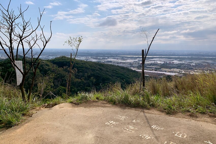台中大肚｜萬里長城．旗開得勝步道｜藍天枯木．漫步山脊大景