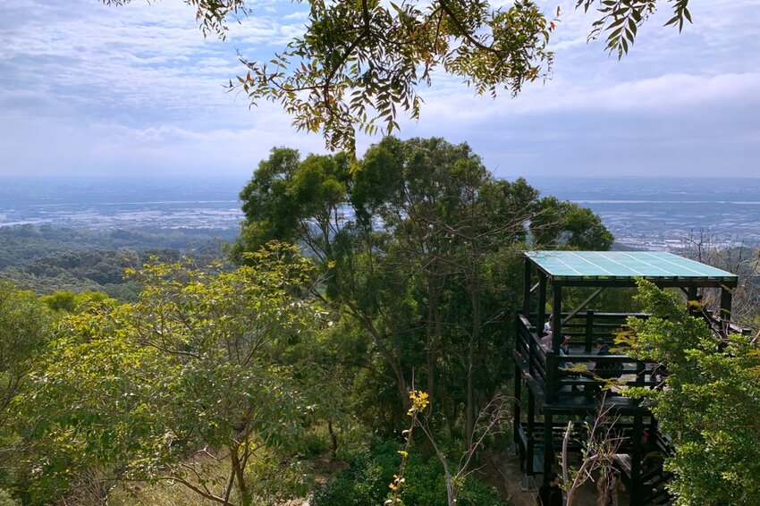 台中大肚｜萬里長城．旗開得勝步道｜藍天枯木．漫步山脊大景