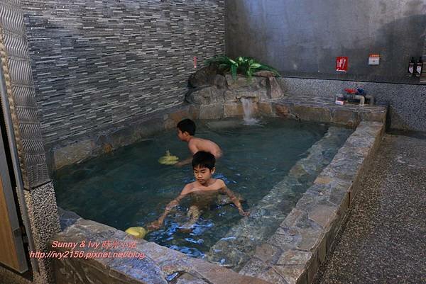 【宜蘭旅遊】礁溪泡湯趣 - 春水笈溫泉湯屋。可游自由式的超大家庭湯池,重點還24小時營業ㄋㄟ!