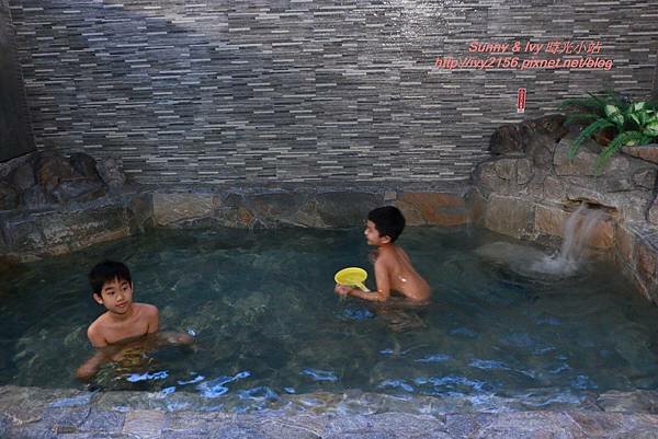 【宜蘭旅遊】礁溪泡湯趣 - 春水笈溫泉湯屋。可游自由式的超大家庭湯池,重點還24小時營業ㄋㄟ!