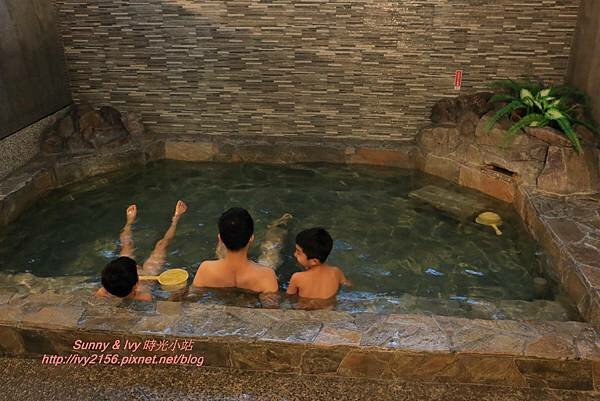 【宜蘭旅遊】礁溪泡湯趣 - 春水笈溫泉湯屋。可游自由式的超大家庭湯池,重點還24小時營業ㄋㄟ!