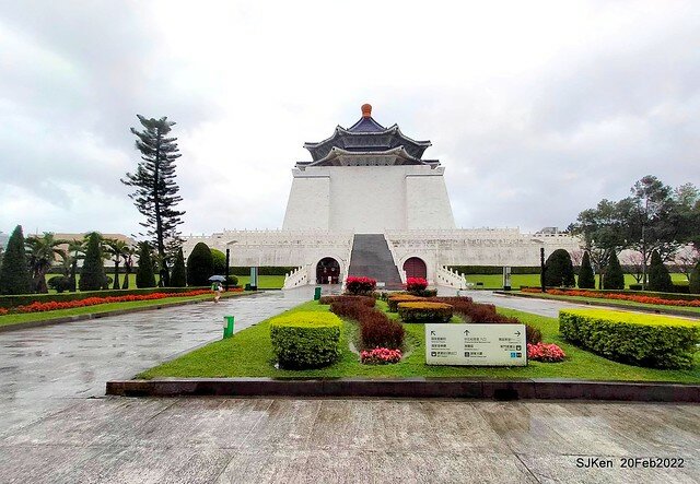 「中正紀念堂」寒流雨中賞櫻與杜鵑花(Cherry Blossom & Rhododendron at C.K.S. Memorial Hall), Taipei, Taiwan, SJKen, Feb 20, 2022.