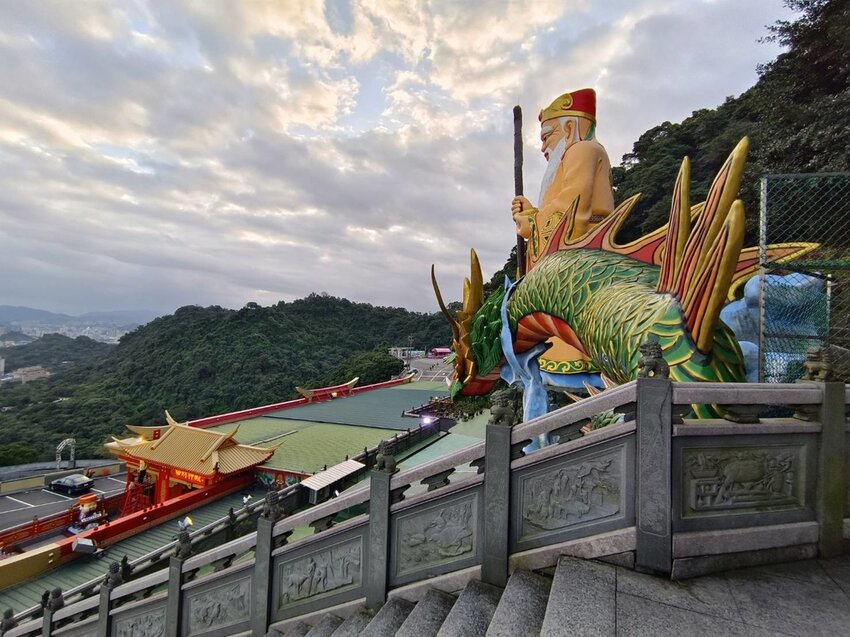 【新北.中和】小百岳no16南勢角山。標高302公尺烘爐地拜土地公+觀賞101夜景