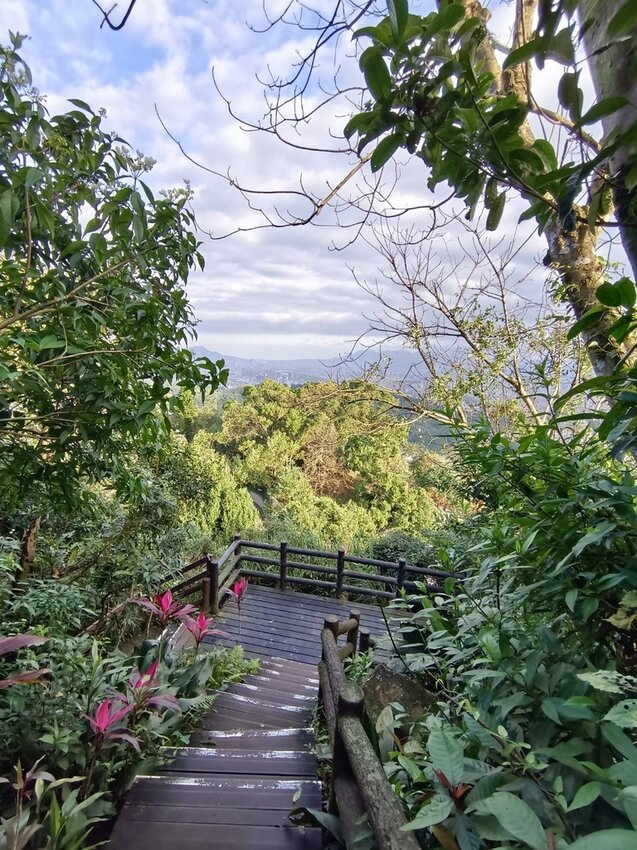 【新北.中和】小百岳no16南勢角山。標高302公尺烘爐地拜土地公+觀賞101夜景