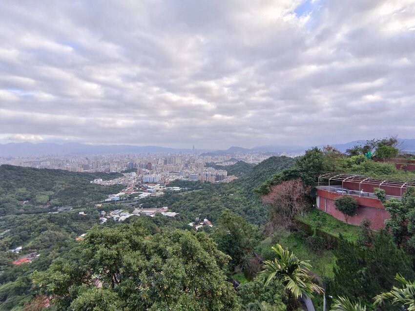 【新北.中和】小百岳no16南勢角山。標高302公尺烘爐地拜土地公+觀賞101夜景