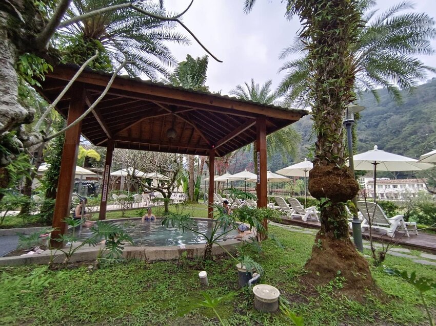 【新竹.尖石】會來尖石溫泉會館。巴里島風格大眾池+餐點一人$600無限時間