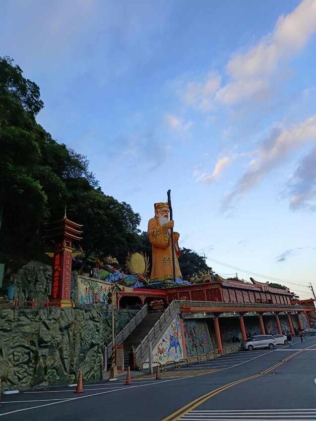 【新北.中和】小百岳no16南勢角山。標高302公尺烘爐地拜土地公+觀賞101夜景