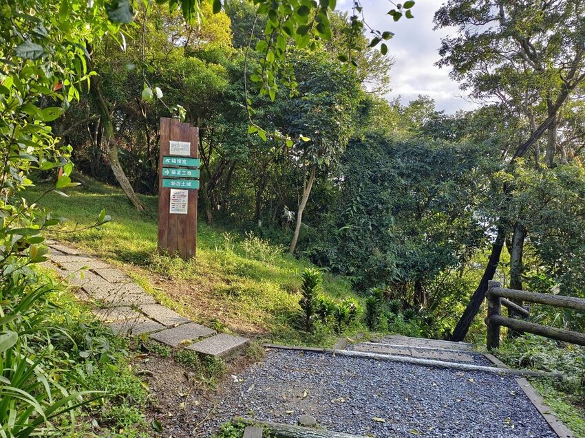 【新北.中和】小百岳no16南勢角山。標高302公尺烘爐地拜土地公+觀賞101夜景