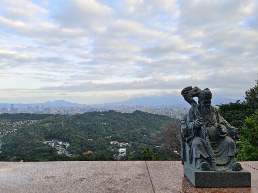 【新北.中和】小百岳no16南勢角山。標高302公尺烘爐地拜土地公+觀賞101夜景