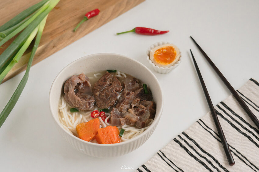 宅配美食|賈以食日-這是一碗吃了會很舒服的秘製清燉牛肉麵 - 大妹吃太飽