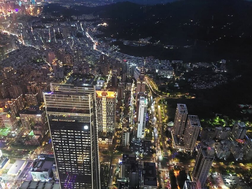 春遊101賞花季｜89樓雲端上的野餐秘境！網美信義新拍照景點！日式櫻花雨與波希米亞渡假風的完美結合！台北旅遊推薦、台北景點推薦、信義旅遊推薦 - 佛系旅遊筆記