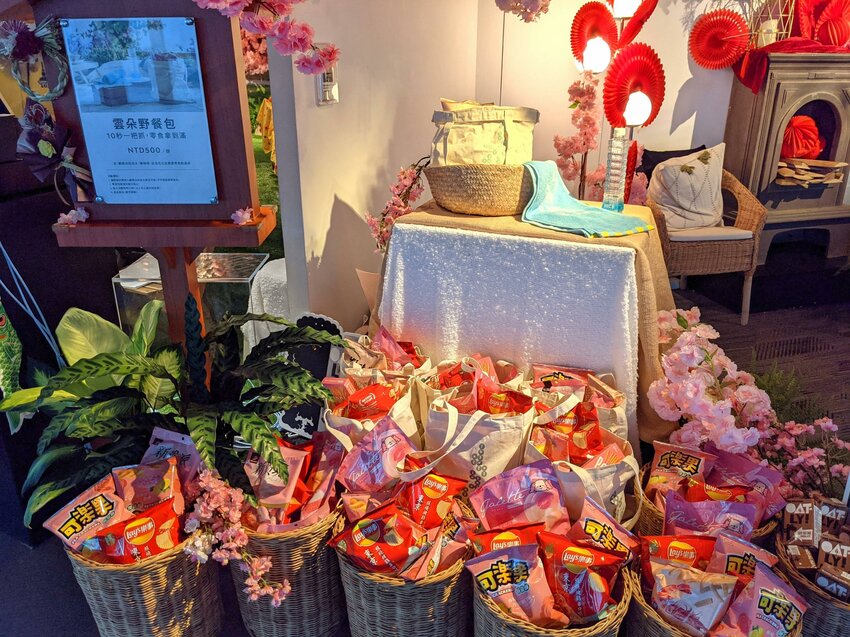 春遊101賞花季｜89樓雲端上的野餐秘境！網美信義新拍照景點！日式櫻花雨與波希米亞渡假風的完美結合！台北旅遊推薦、台北景點推薦、信義旅遊推薦 - 佛系旅遊筆記