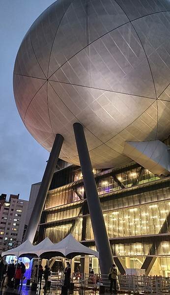 台北／台北表演藝術中心｜吸睛的球型劇場與藍盒子劇場好特別！