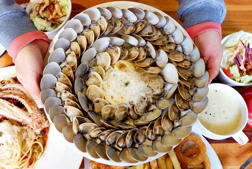 臺中驛轉角派對。黃阿瑪的後宮生活、好想兔、ㄇㄚˊ幾、無所事事小海豹，一起來鐵道春遊賞櫻開派對！台中火車站 - 🍎 蘋果話日常🍎