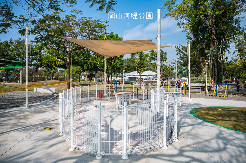 |特色公園|岡山河堤公園遊戲場,全新開放!以竹子為主題特色公園,星空土丘溜滑梯、圓環溜索區讓你當小泰山 - Hallo!I'm 婷兒