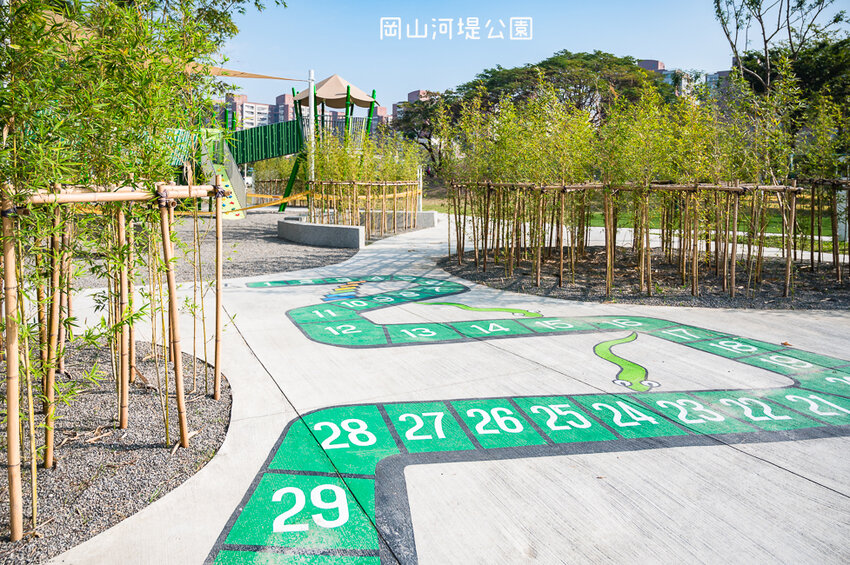 |特色公園|岡山河堤公園遊戲場,全新開放!以竹子為主題特色公園,星空土丘溜滑梯、圓環溜索區讓你當小泰山 - Hallo!I'm 婷兒
