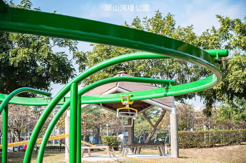 |特色公園|岡山河堤公園遊戲場,全新開放!以竹子為主題特色公園,星空土丘溜滑梯、圓環溜索區讓你當小泰山 - Hallo!I'm 婷兒