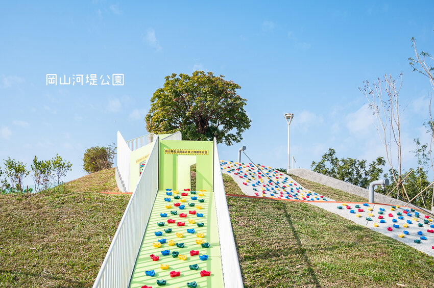 |特色公園|岡山河堤公園遊戲場,全新開放!以竹子為主題特色公園,星空土丘溜滑梯、圓環溜索區讓你當小泰山 - Hallo!I'm 婷兒