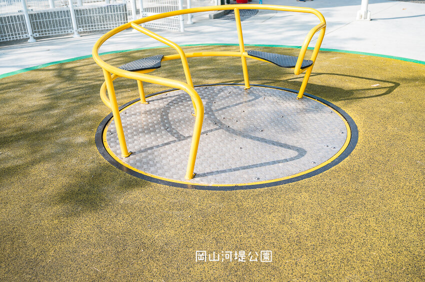 |特色公園|岡山河堤公園遊戲場,全新開放!以竹子為主題特色公園,星空土丘溜滑梯、圓環溜索區讓你當小泰山 - Hallo!I'm 婷兒