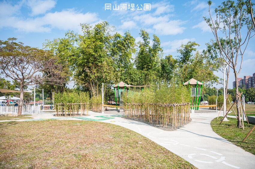 |特色公園|岡山河堤公園遊戲場,全新開放!以竹子為主題特色公園,星空土丘溜滑梯、圓環溜索區讓你當小泰山 - Hallo!I'm 婷兒