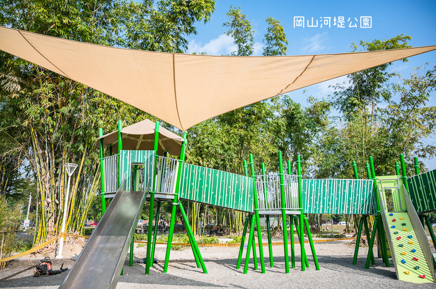|特色公園|岡山河堤公園遊戲場,全新開放!以竹子為主題特色公園,星空土丘溜滑梯、圓環溜索區讓你當小泰山 - Hallo!I'm 婷兒