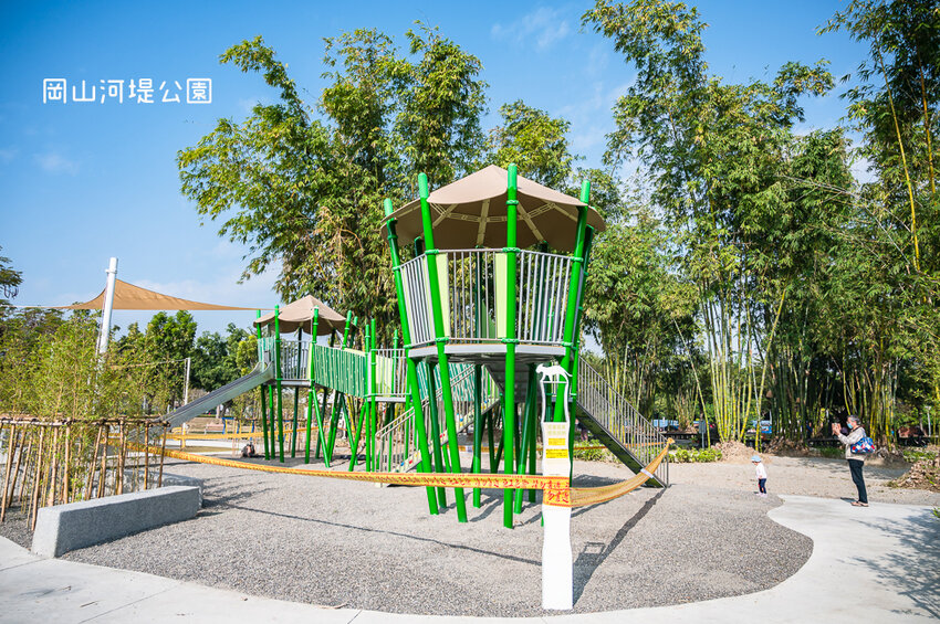 |特色公園|岡山河堤公園遊戲場,全新開放!以竹子為主題特色公園,星空土丘溜滑梯、圓環溜索區讓你當小泰山 - Hallo!I'm 婷兒