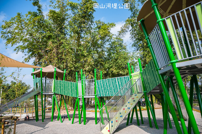 |特色公園|岡山河堤公園遊戲場,全新開放!以竹子為主題特色公園,星空土丘溜滑梯、圓環溜索區讓你當小泰山 - Hallo!I'm 婷兒