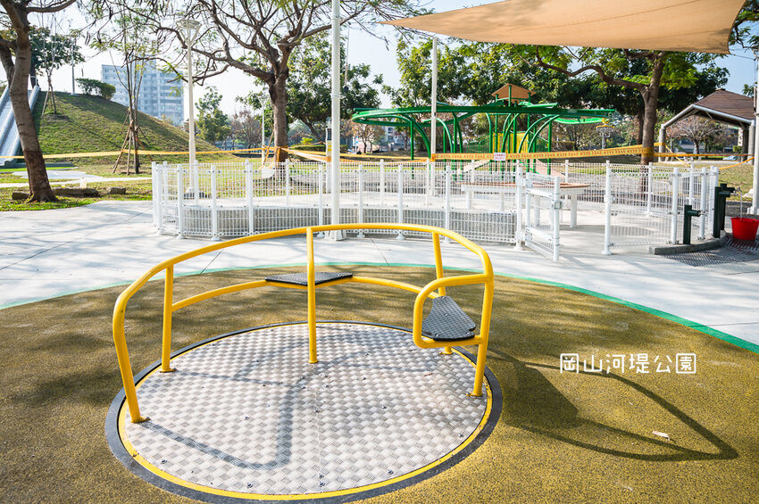 |特色公園|岡山河堤公園遊戲場,全新開放!以竹子為主題特色公園,星空土丘溜滑梯、圓環溜索區讓你當小泰山 - Hallo!I'm 婷兒