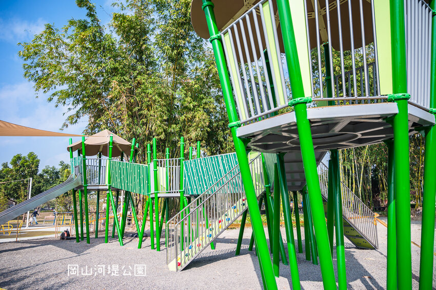 |特色公園|岡山河堤公園遊戲場,全新開放!以竹子為主題特色公園,星空土丘溜滑梯、圓環溜索區讓你當小泰山 - Hallo!I'm 婷兒