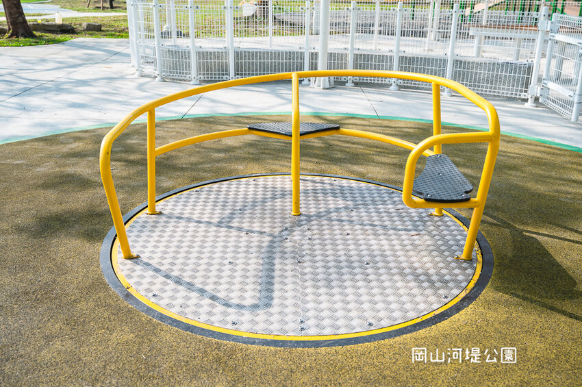 |特色公園|岡山河堤公園遊戲場,全新開放!以竹子為主題特色公園,星空土丘溜滑梯、圓環溜索區讓你當小泰山 - Hallo!I'm 婷兒