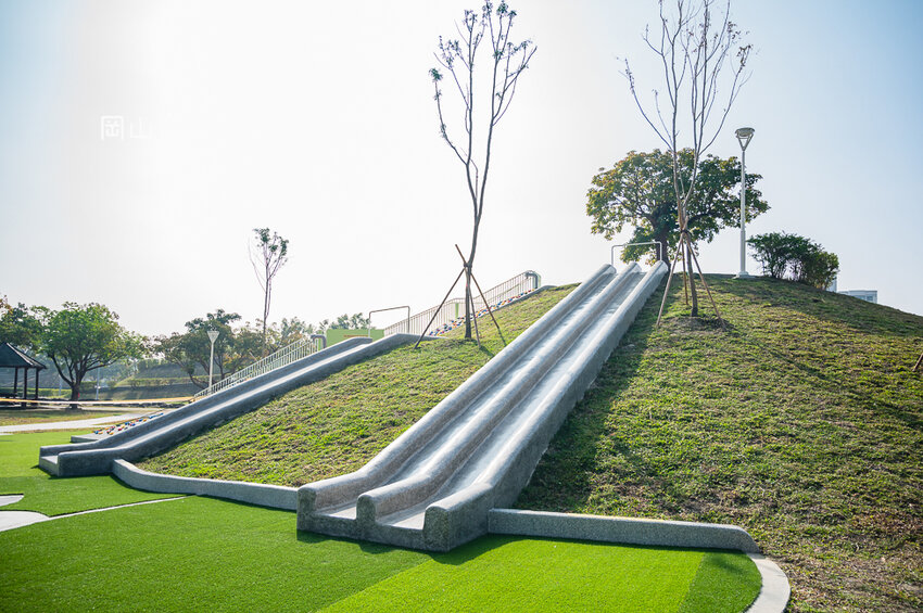 |特色公園|岡山河堤公園遊戲場,全新開放!以竹子為主題特色公園,星空土丘溜滑梯、圓環溜索區讓你當小泰山 - Hallo!I'm 婷兒