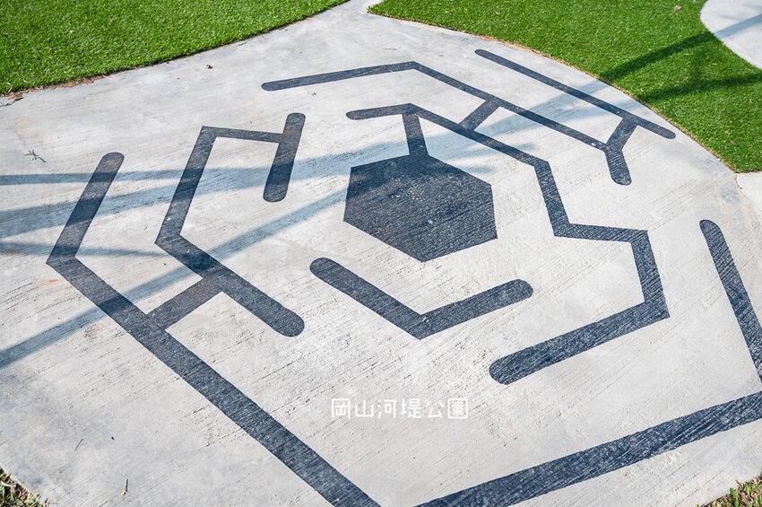 |特色公園|岡山河堤公園遊戲場,全新開放!以竹子為主題特色公園,星空土丘溜滑梯、圓環溜索區讓你當小泰山 - Hallo!I'm 婷兒