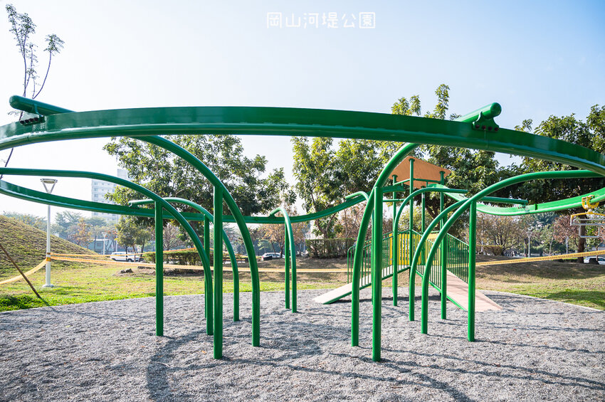 |特色公園|岡山河堤公園遊戲場,全新開放!以竹子為主題特色公園,星空土丘溜滑梯、圓環溜索區讓你當小泰山 - Hallo!I'm 婷兒