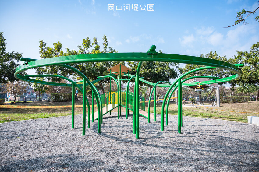 |特色公園|岡山河堤公園遊戲場,全新開放!以竹子為主題特色公園,星空土丘溜滑梯、圓環溜索區讓你當小泰山 - Hallo!I'm 婷兒