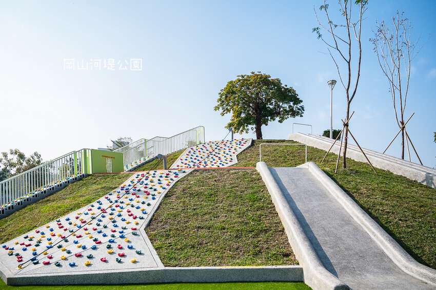 |特色公園|岡山河堤公園遊戲場,全新開放!以竹子為主題特色公園,星空土丘溜滑梯、圓環溜索區讓你當小泰山 - Hallo!I'm 婷兒