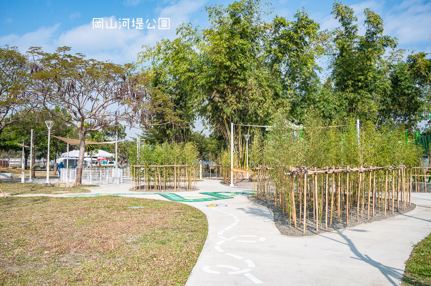 |特色公園|岡山河堤公園遊戲場,全新開放!以竹子為主題特色公園,星空土丘溜滑梯、圓環溜索區讓你當小泰山 - Hallo!I'm 婷兒
