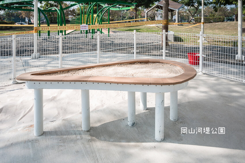 |特色公園|岡山河堤公園遊戲場,全新開放!以竹子為主題特色公園,星空土丘溜滑梯、圓環溜索區讓你當小泰山 - Hallo!I'm 婷兒
