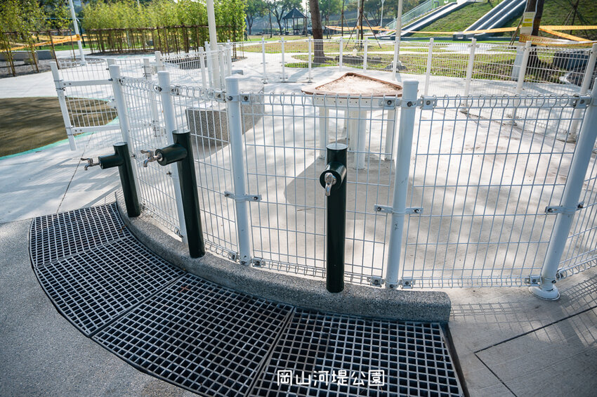 |特色公園|岡山河堤公園遊戲場,全新開放!以竹子為主題特色公園,星空土丘溜滑梯、圓環溜索區讓你當小泰山 - Hallo!I'm 婷兒