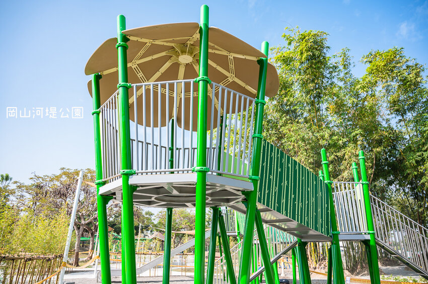 |特色公園|岡山河堤公園遊戲場,全新開放!以竹子為主題特色公園,星空土丘溜滑梯、圓環溜索區讓你當小泰山 - Hallo!I'm 婷兒