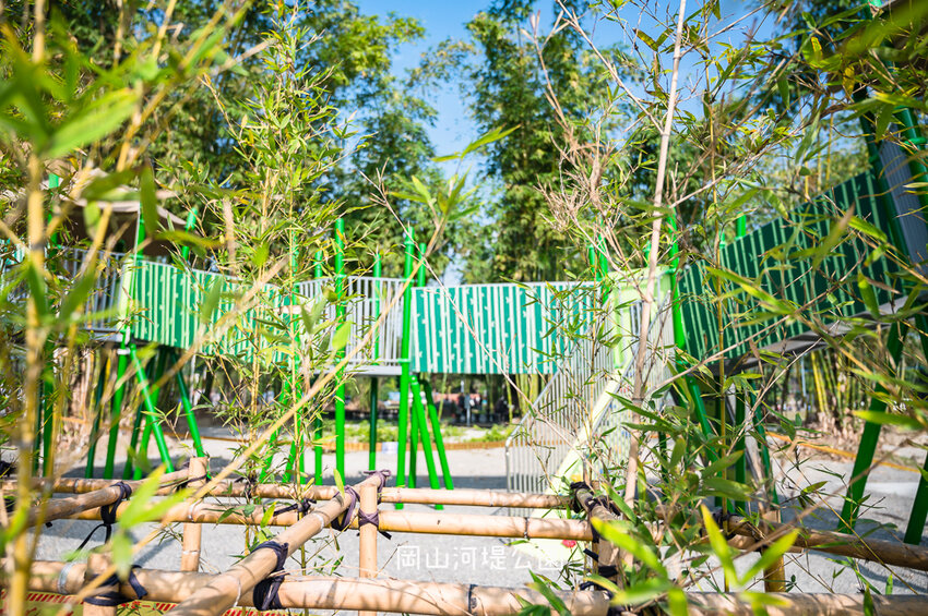 |特色公園|岡山河堤公園遊戲場,全新開放!以竹子為主題特色公園,星空土丘溜滑梯、圓環溜索區讓你當小泰山 - Hallo!I'm 婷兒