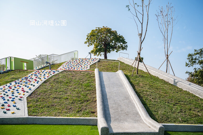 |特色公園|岡山河堤公園遊戲場,全新開放!以竹子為主題特色公園,星空土丘溜滑梯、圓環溜索區讓你當小泰山 - Hallo!I'm 婷兒