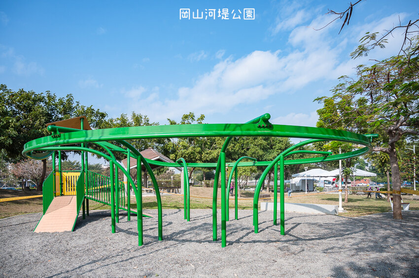 |特色公園|岡山河堤公園遊戲場,全新開放!以竹子為主題特色公園,星空土丘溜滑梯、圓環溜索區讓你當小泰山 - Hallo!I'm 婷兒