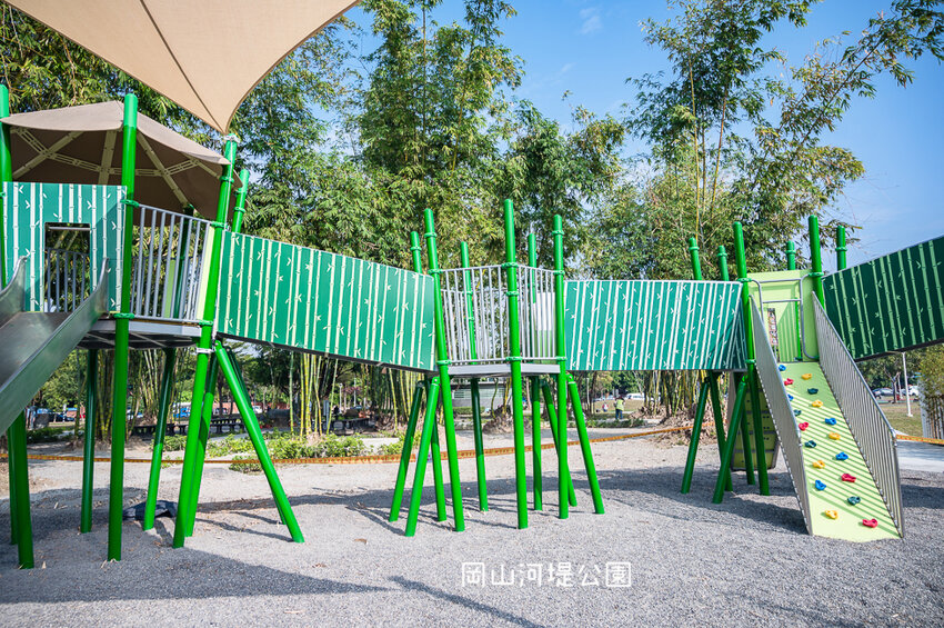 |特色公園|岡山河堤公園遊戲場,全新開放!以竹子為主題特色公園,星空土丘溜滑梯、圓環溜索區讓你當小泰山 - Hallo!I'm 婷兒